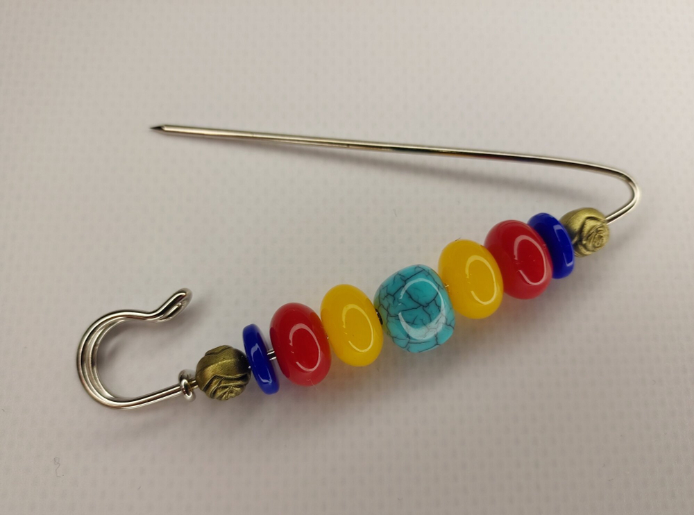 Булавка брошь "морские камушки" для кардигана,  пальто, платков, костюмов, одежды.Цвет бежевый синий красный.