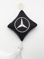 Ромб объемный на присоске MERCEDES (экокожа, черный, белая вышивка, кисть)