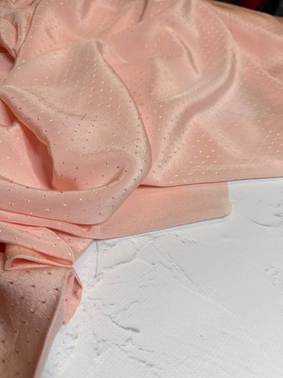 Плательно-блузочный жаккардовый шелк с добавлением вискозы (Stella McCartney, 36%шелк/64%вискоза, Пудровый персик/горошек в тон, 134, 74 гр/м2)