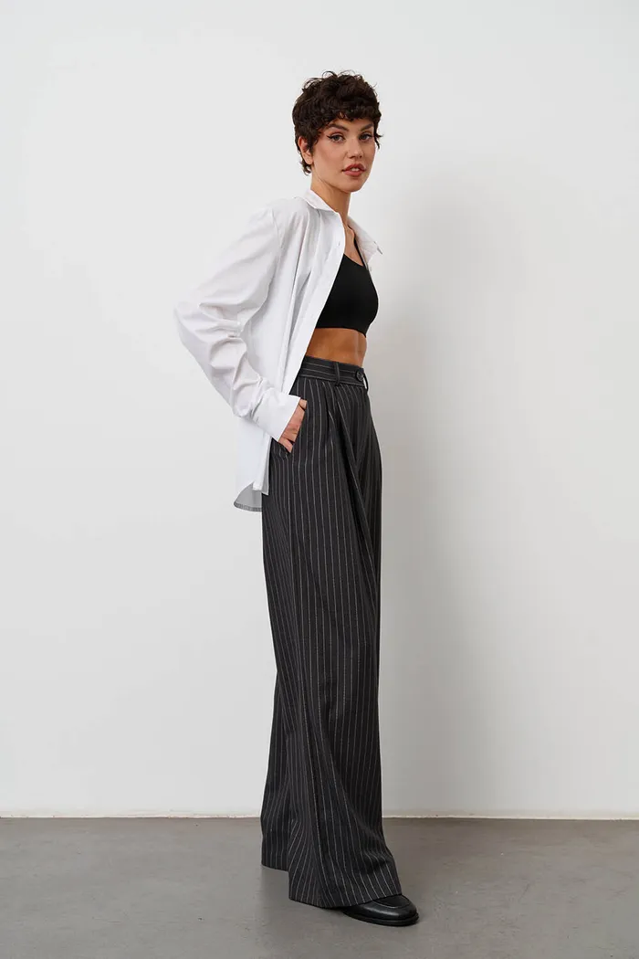 Брюки с защипами в полоску темно-серого цвета