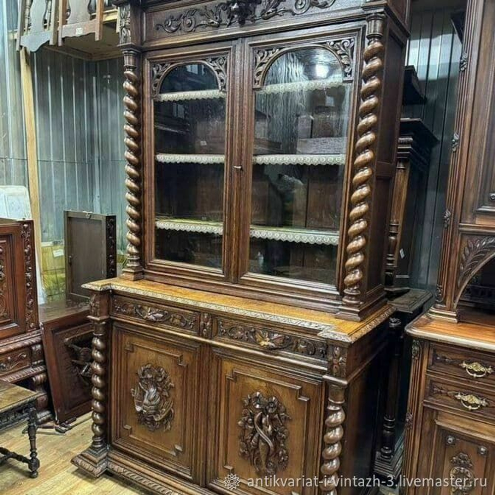 Старинный буфет в охотничьем стиле