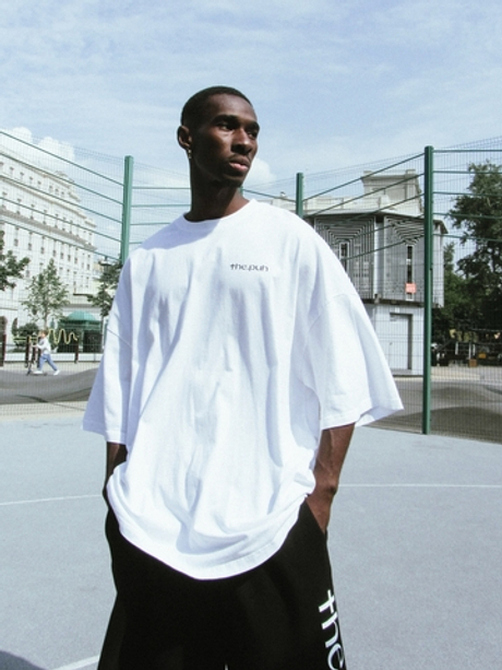 Белая оверсайз футболка с логотипом