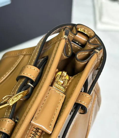 Кожаная средняя сумка Prada Bonnie, коричневый