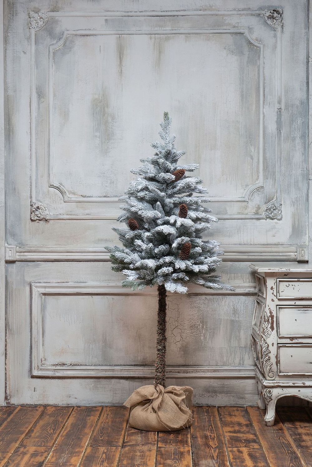 Заснеженная елка на ножке «Камилла» (литая хвоя с шишками) 1,5 м / 150 см