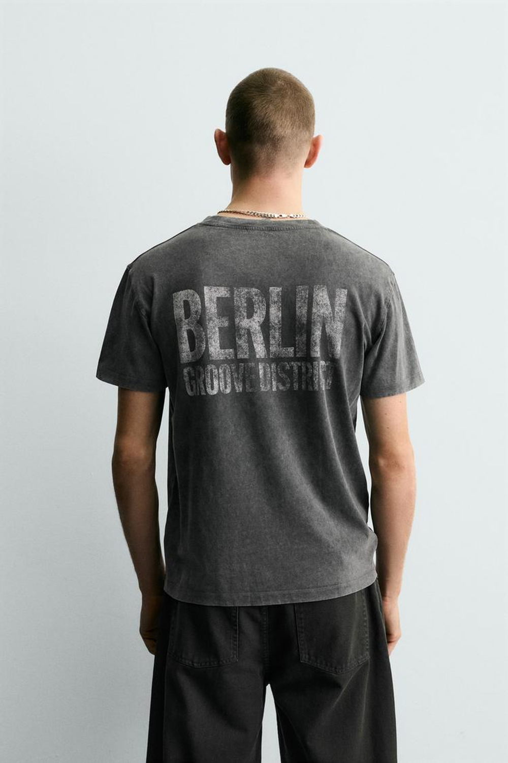 ZARA ФУТБОЛКА С КОНТРАСТНЫМ ПРИНТОМ И ЭФФЕКТОМ ПОТЕРТОСТИ, СЕРЫЙ