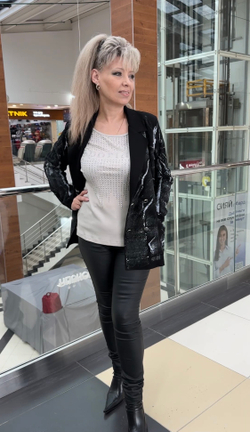 Трикотажный двубортный пиджак с черно-белым принтом