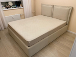Двуспальная кровать с мягким изголовьем