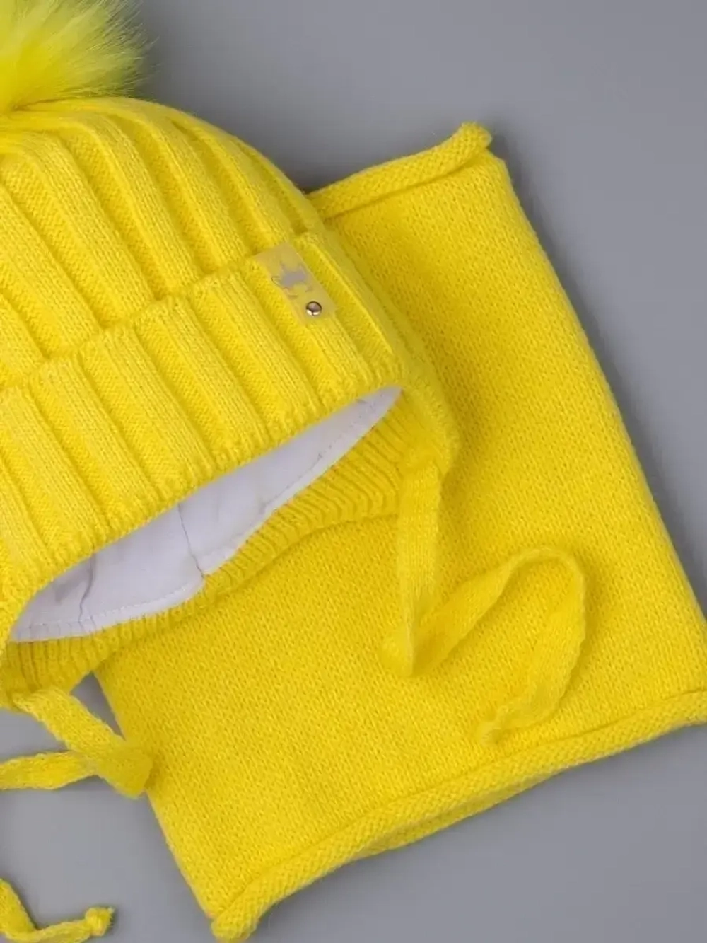 Шапка для девочки зимняя вязаная и снуд