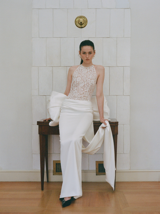 Платье макси из кружева и атласа