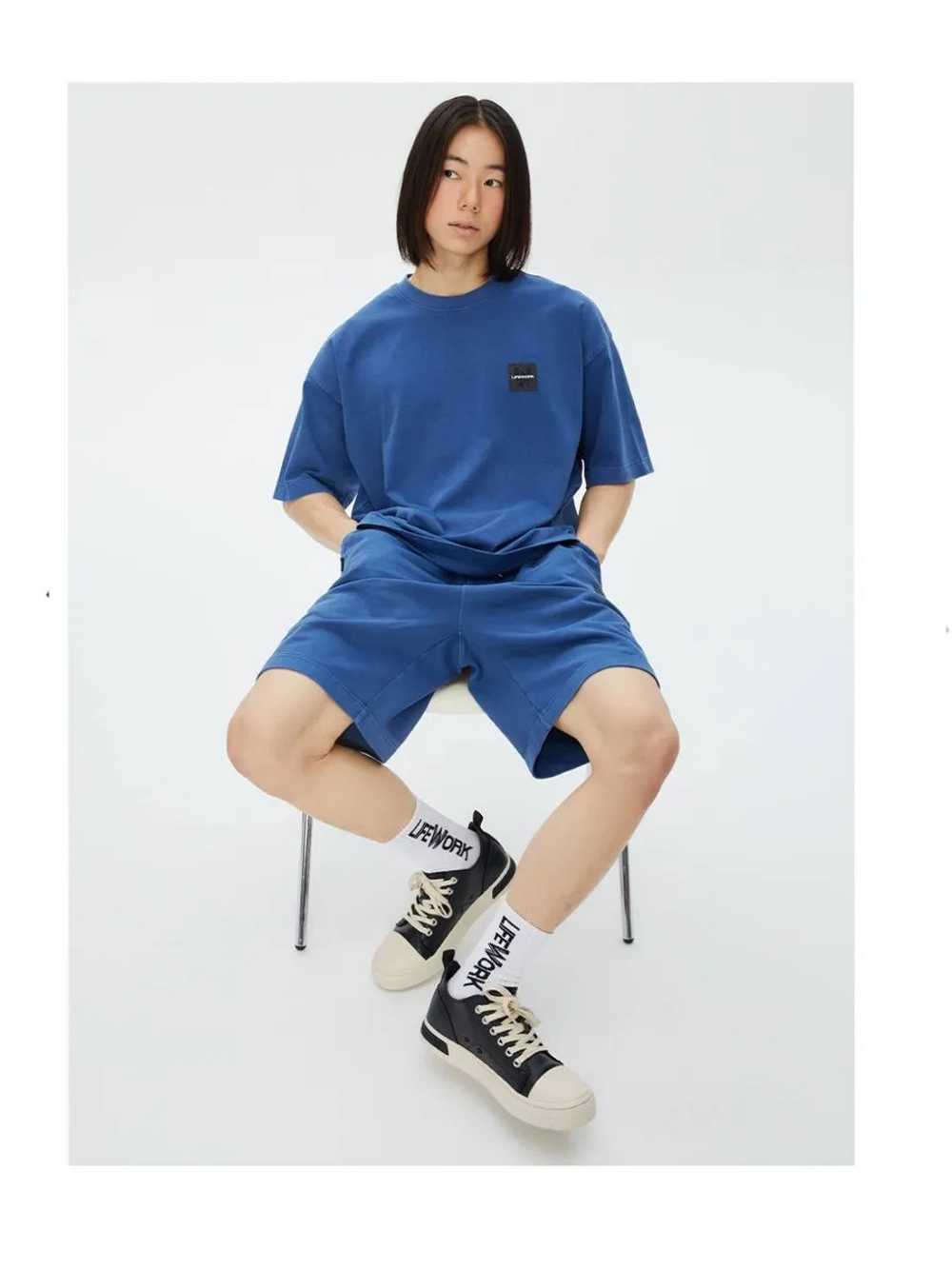 Футболка с квадратной эмблемой