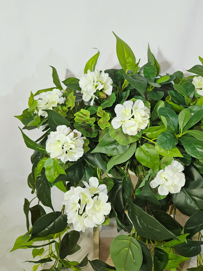 Герань белая с ампельной зеленью 80см в длинном кашпо