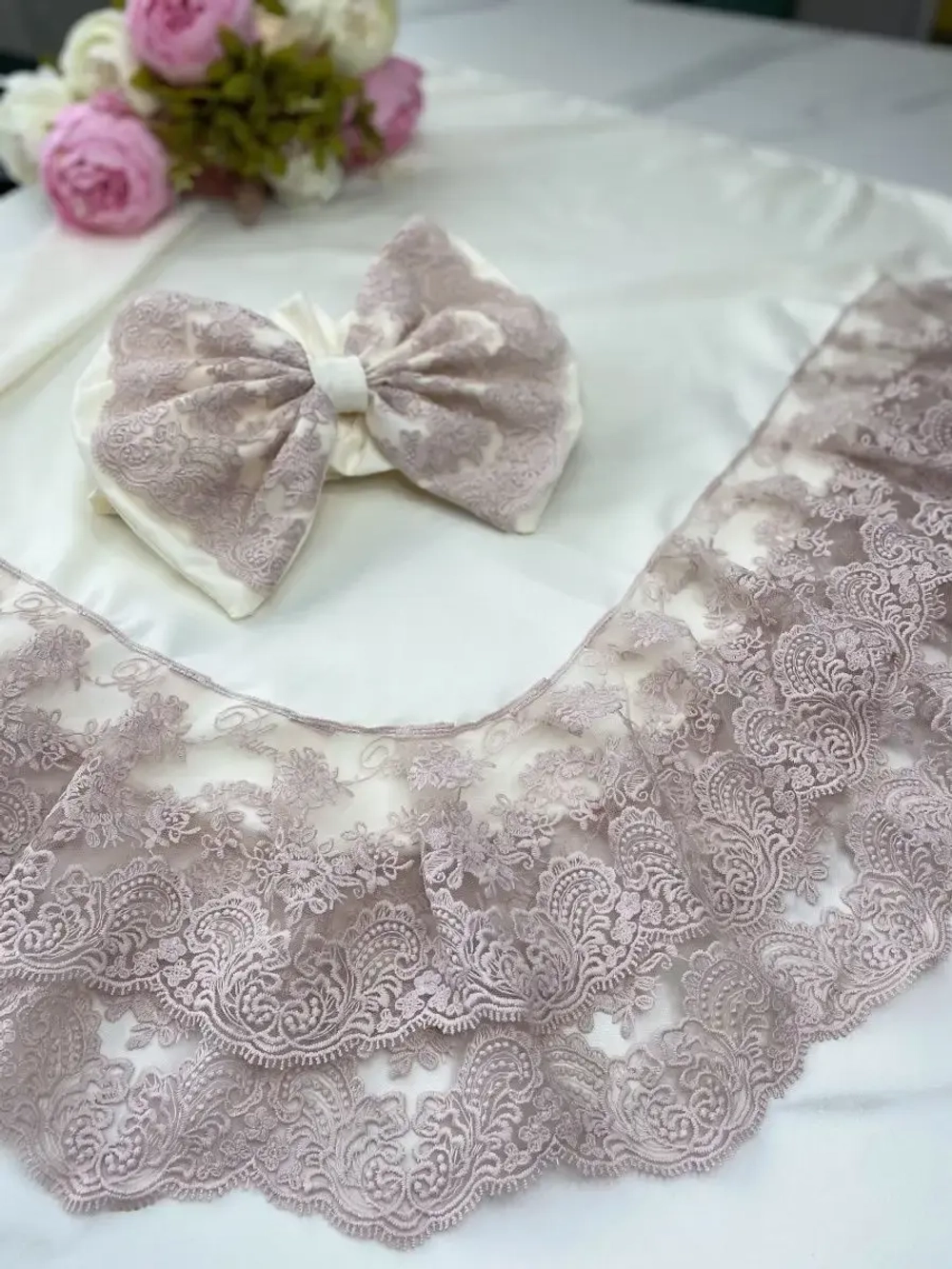 Кружевной уголок и бант на выписку