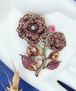 Брошь "Цветочная фантазия" из цинкового сплава и горного хрусталя.