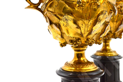 Пара бронзовых скифосов с растительным орнаментом на постаменте из черного мрамора.