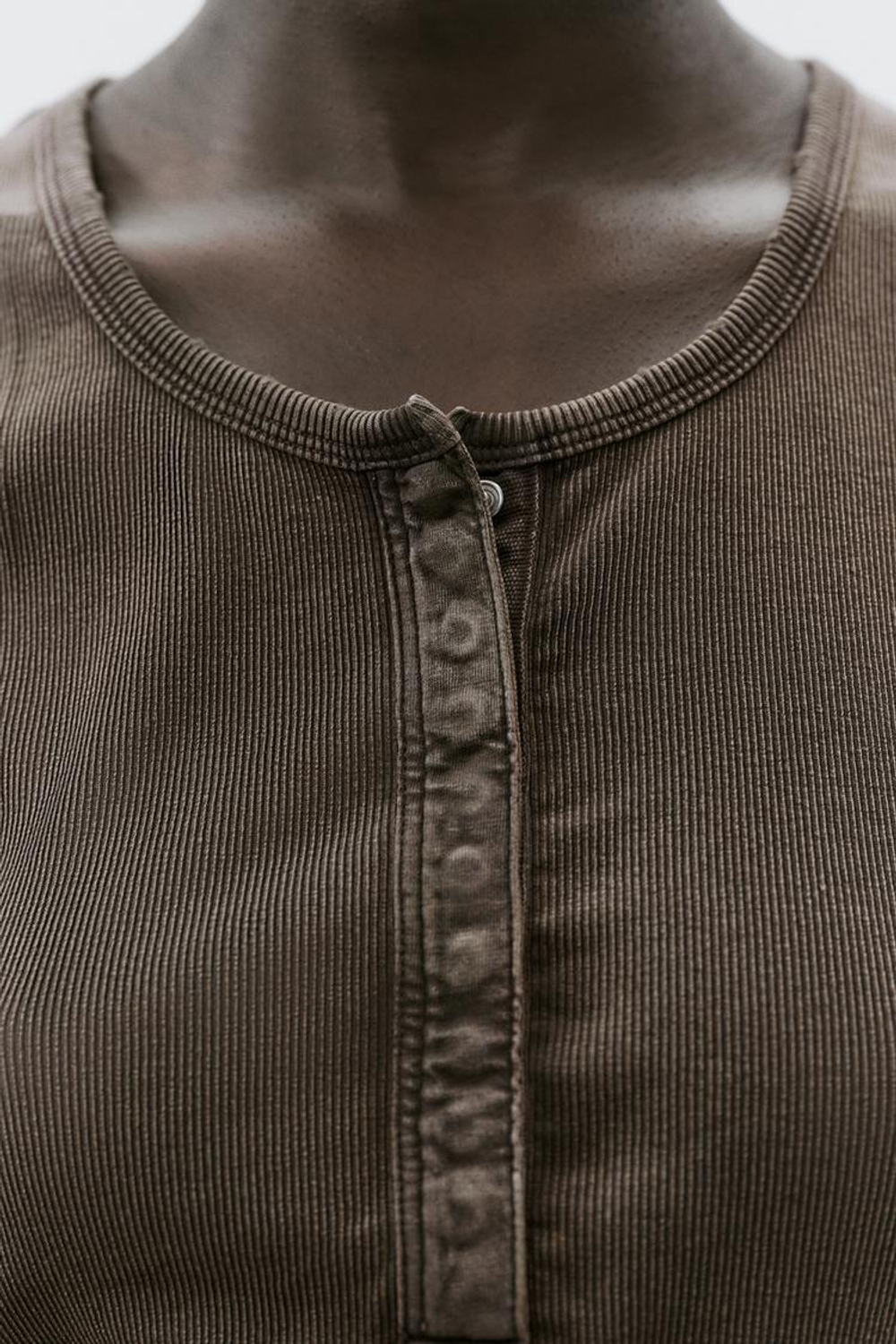 ZARA ТОП В РУБЧИК ИЗ ТКАНИ С ЭФФЕКТОМ ПОТЕРТОСТИ, КОРИЧНЕВЫЙ