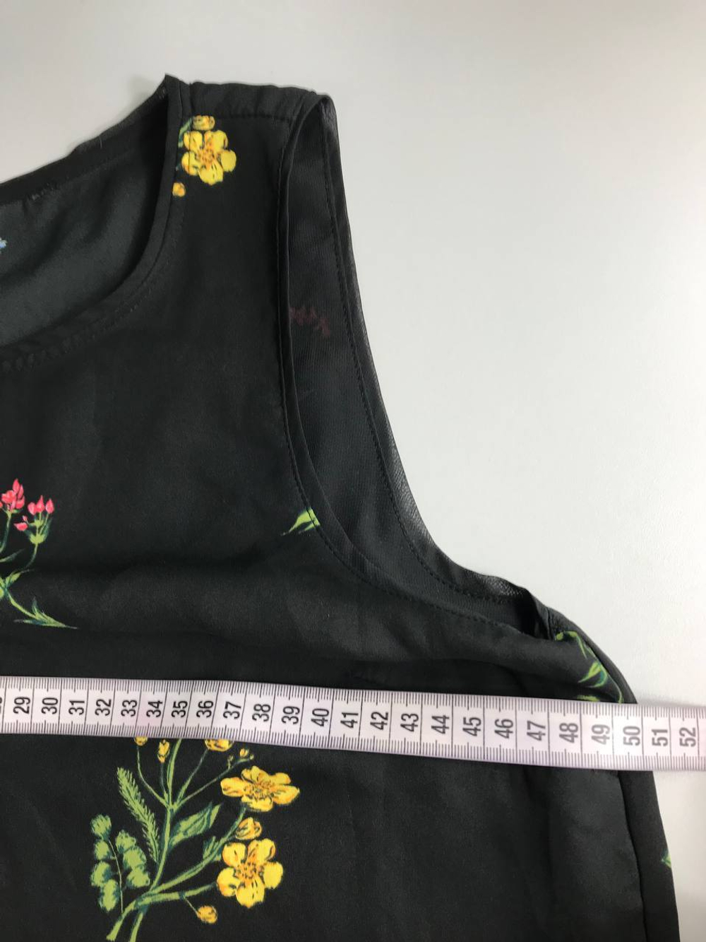 Блузка в яркие, контрастные цветы, словно гербарий на ткани 46 размер