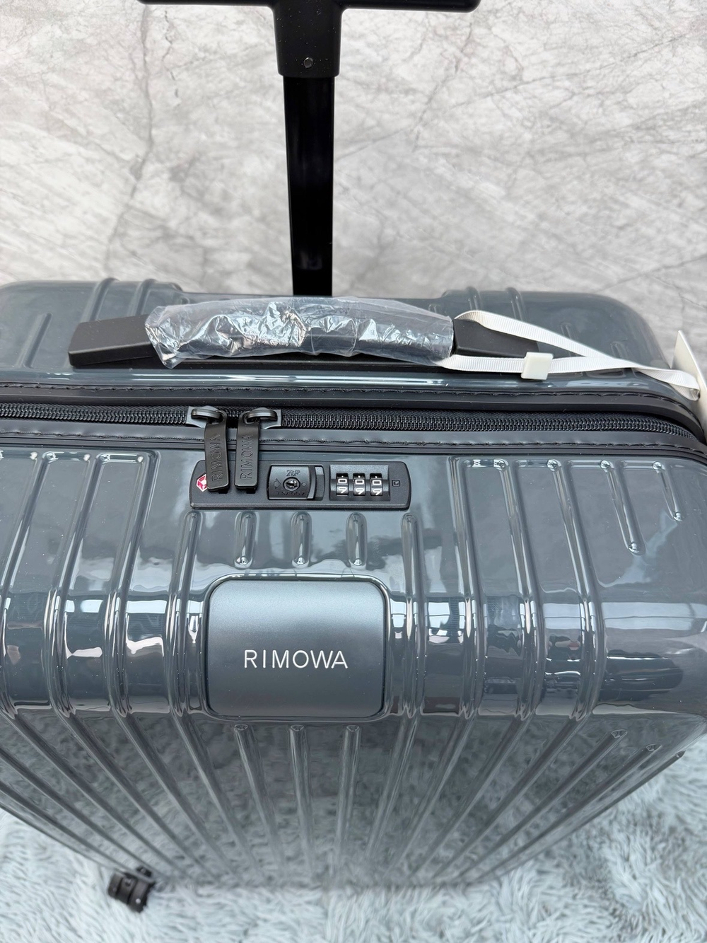 Дорожный чемодан Rimowa Essential Lite