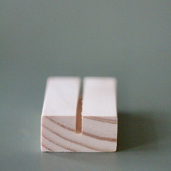 Основа деревянная с прорезью для одного кольца 8 * 3 *2 см, 1 штука, цвет натуральный, крепеж для таблички на стол / основа для свадебного декора стола