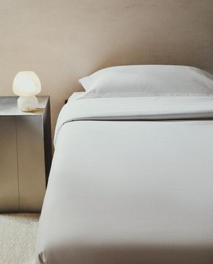 ZARA HOME ПЛОТНЫЙ САТИНОВЫЙ ПОДОДЕЯЛЬНИК (300 НИТЕЙ), БЕЛЫЙ