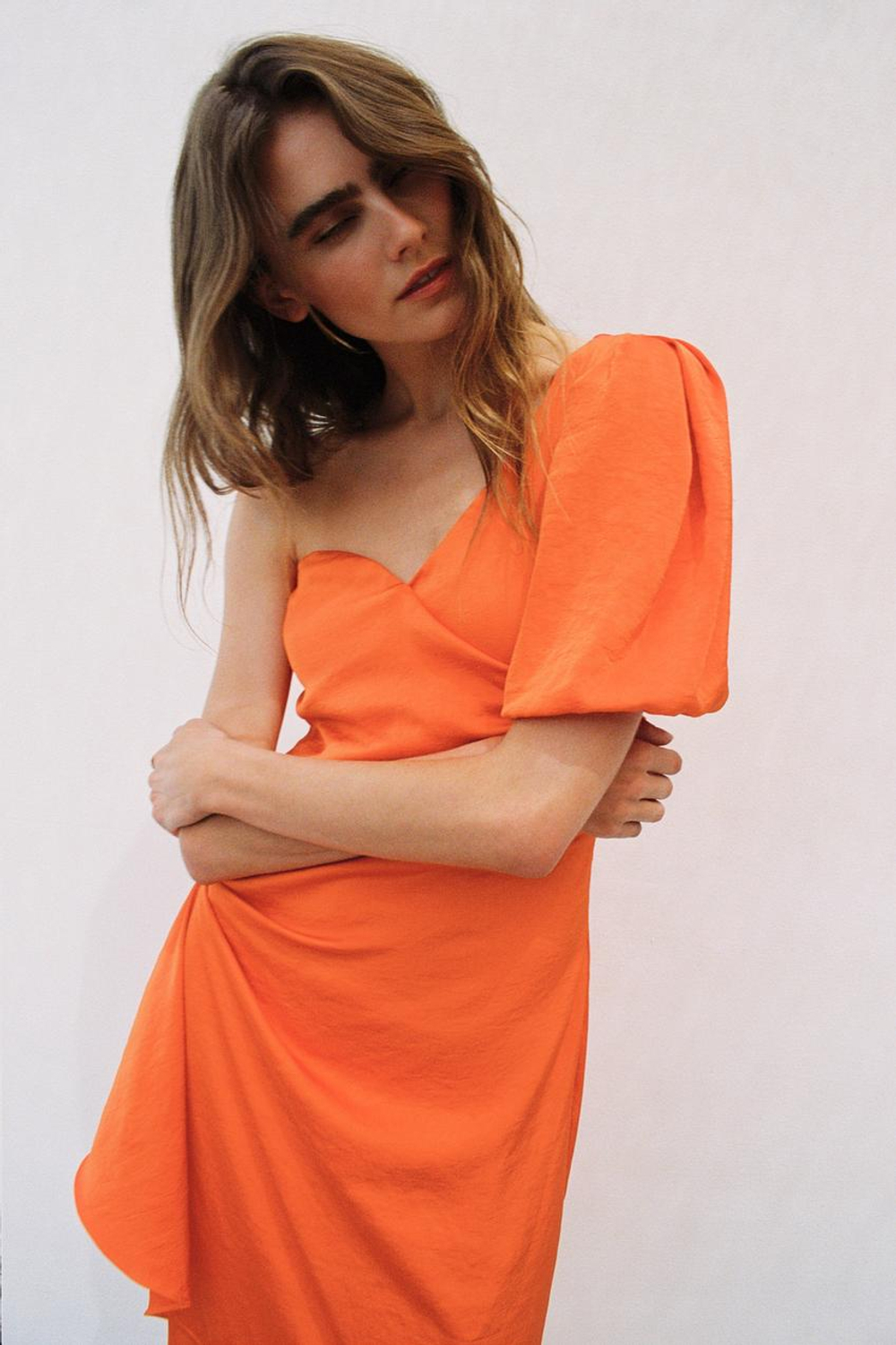 ZARA АТЛАСНОЕ ПЛАТЬЕ МИДИ АСИММЕТРИЧНОГО КРОЯ, ОРАНЖЕВЫЙ