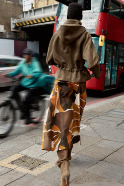 ZARA КУРТКА ИЗ ИСКУССТВЕННОЙ ЗАМШИ С КАПЮШОНОМ, СВЕТЛЫЙ ХАКИ