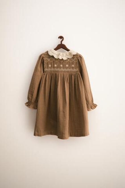 ZARA TIMELESS — ПЛАТЬЕ С ВОРОТНИКОМ, ВЯЗАНЫМ КРЮЧКОМ, РЫЖЕВАТО-КОРИЧНЕВЫЙ