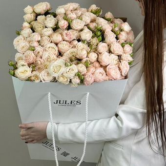 Букет из пиновидных кустовых роз «Бомбастик» 51 штука