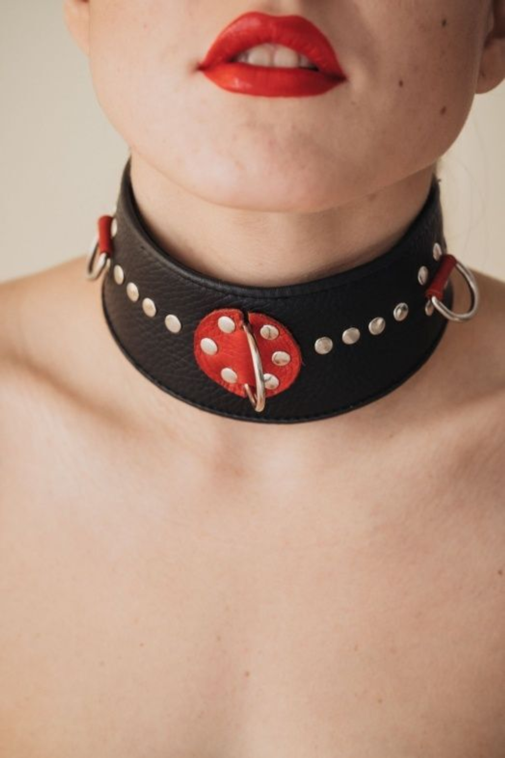 Кожаный ошейник с металлическими клепками