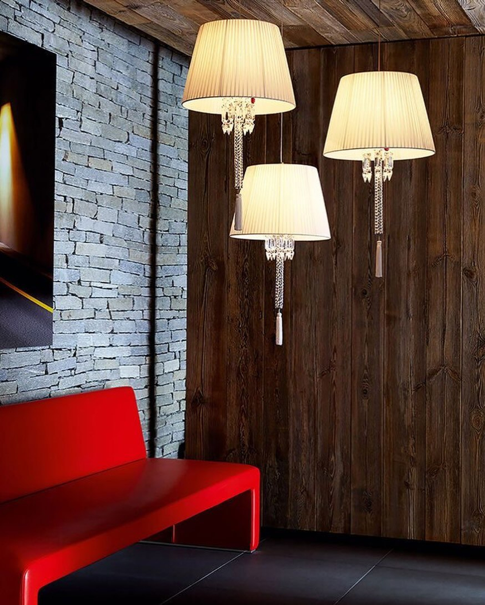 Изысканное люстра Baccarat с белым плиссированным абажуром, хрустальной ножкой и акцентной красной кистью.