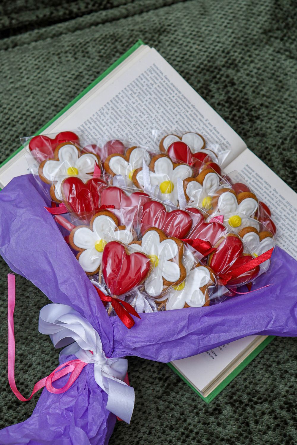 Букет из пряников сердечки и ромашки (21 пряник) Букет из пряников сердечки и ромашки (21 пряник)