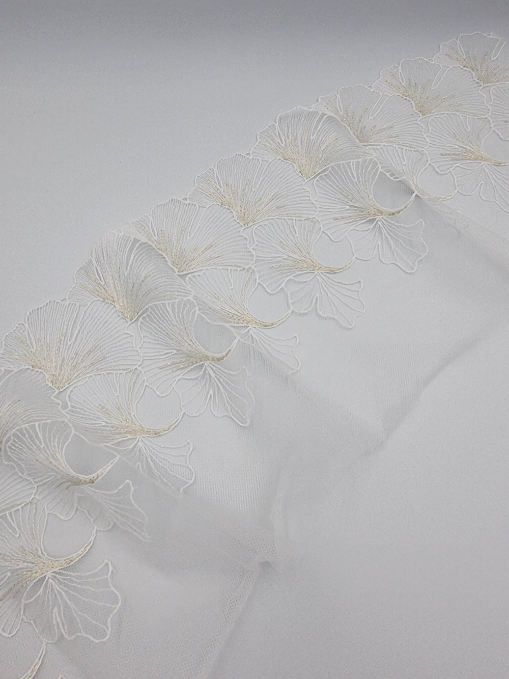 Вышивка на сетке молочный/золото К738 левая