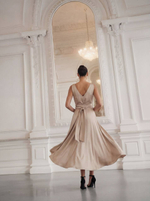 Серо-бежевое платье на широких бретелях с поясом