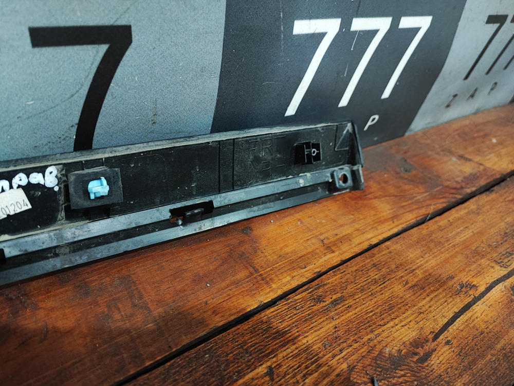 Накладка двери передней правой Kia Seltos 19-нв Б/У Оригинал 87724Q5010