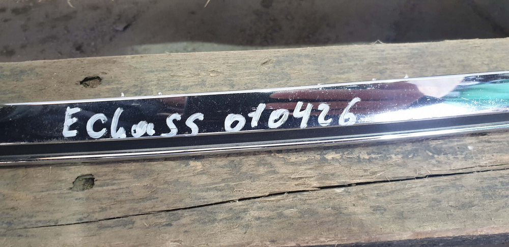 Молдинг решетки радиатора Mercedes E (W213) 16-20 Б/У Оригинал A2138880273