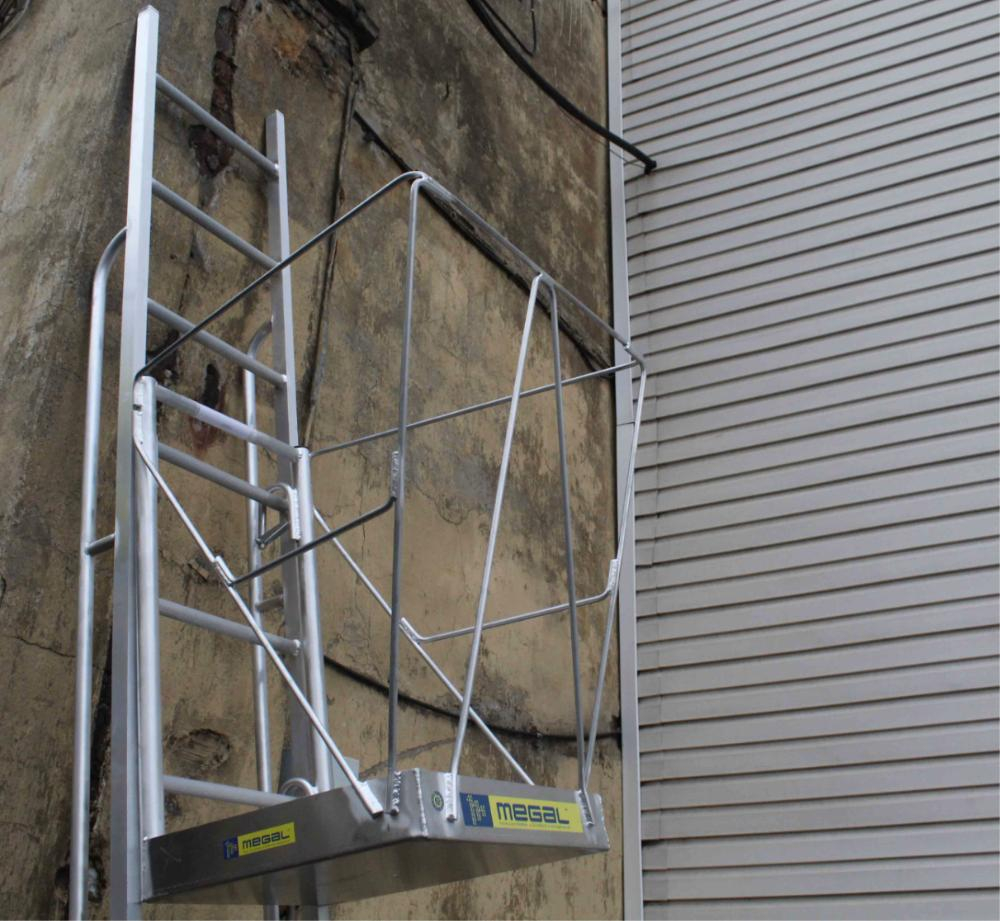 Площадка, навешиваемая на лестницы MEGAL ПЛА 1200-0,6*0,55