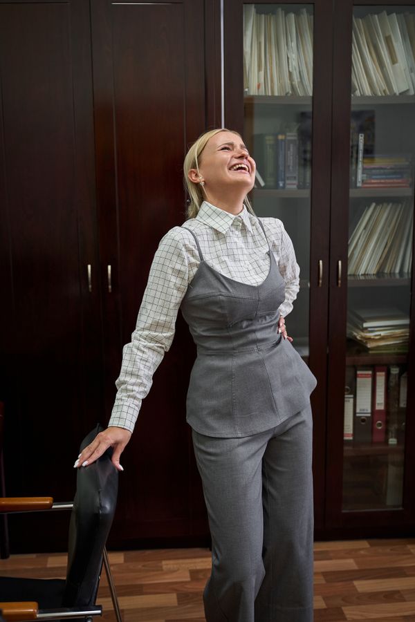 ТОП С ЧАШКОЙ НА ПУГОВИЦАХ