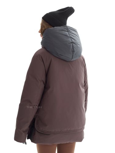 Шоколадный пуховик с акцентной молнией