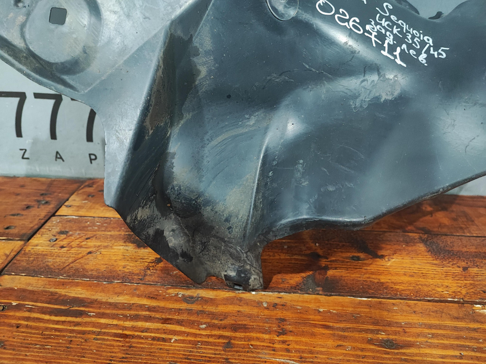 Защита топливного бака Toyota Sequoia 1 00-08 Б/У Оригинал 772770C010