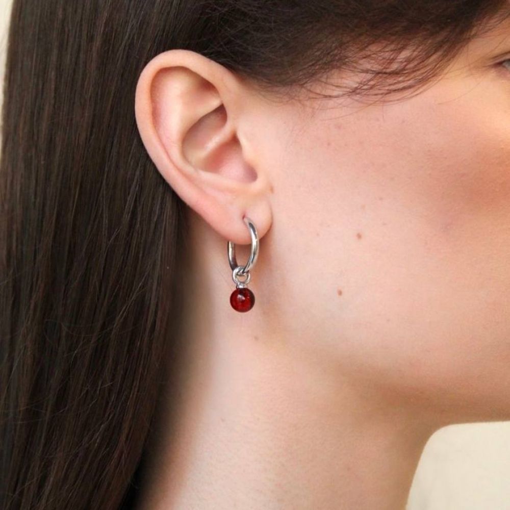 Серьги конго с подвесом шар с вишневым янтарем