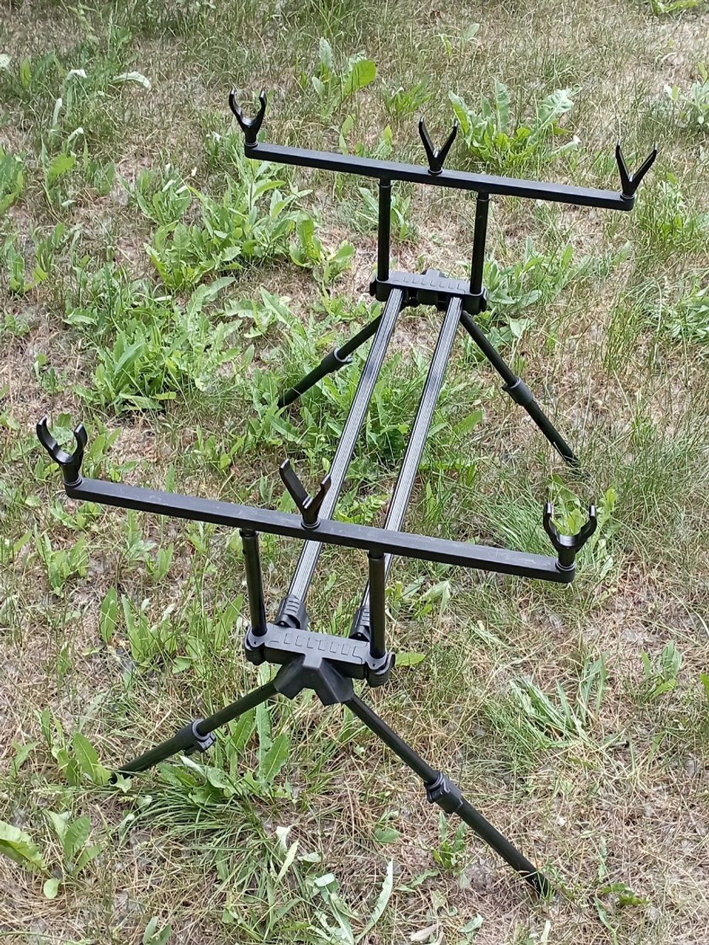 Под для рыбалки Jin Tai ,род-под для удилищ, держатель для удочек, подставка для 3 удилищ. "Ушки" на резьбе.