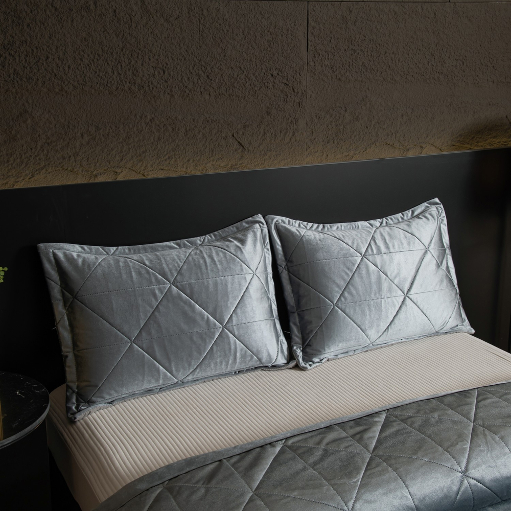 Велюровое покрывало в клетку с наволочками OVL039