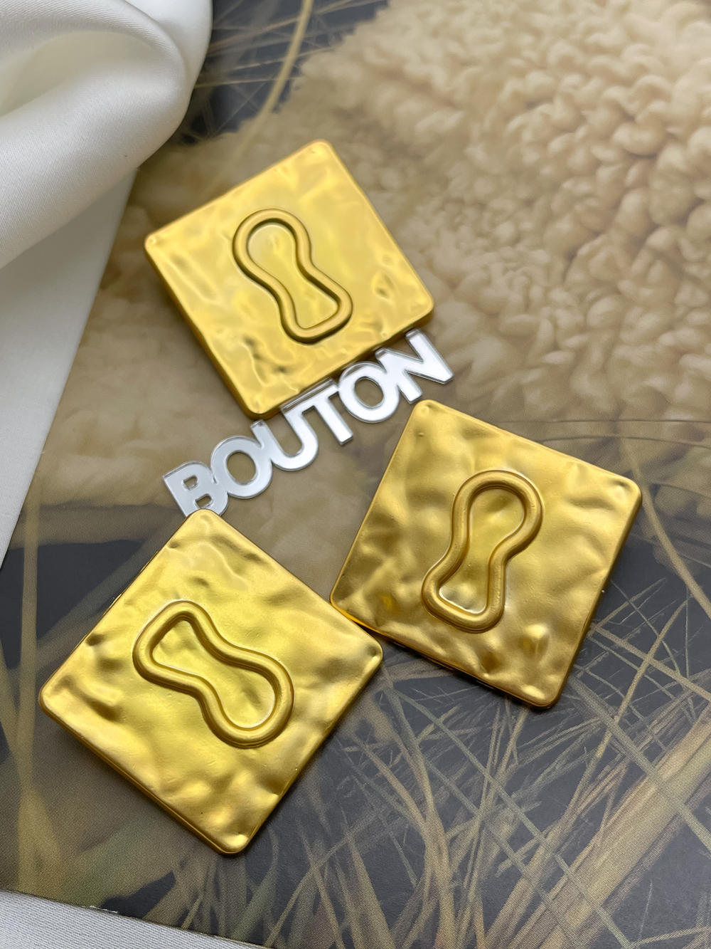 Пуговицы Скиапар. квадратные матовое золото "Замочная скважина"