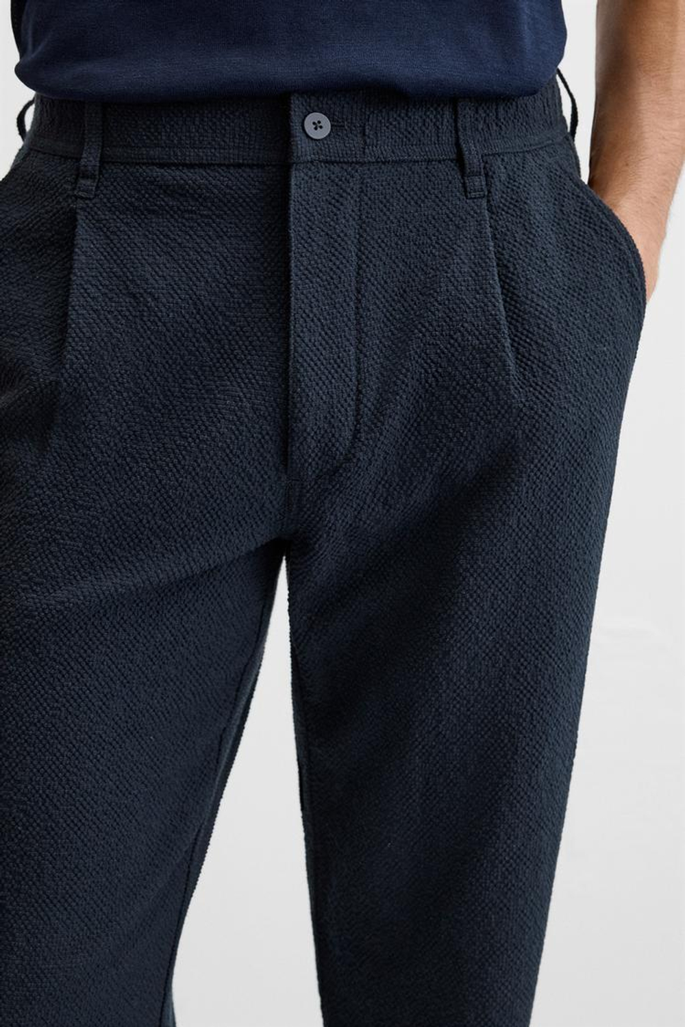 ZARA БРЮКИ ИЗ РЕЛЬЕФНОЙ ТКАНИ С ЗАЩИПАМИ, МОРСКОЙ СИНИЙ