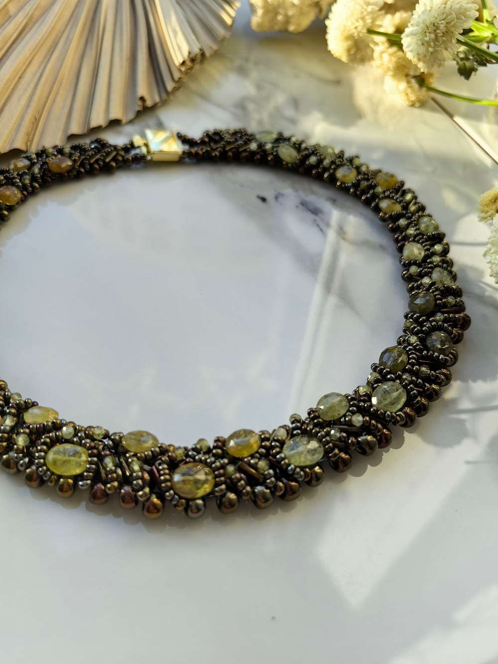 Колье из бисера "Змейка" ручной работы с камнем Гранат (гроссуляр)