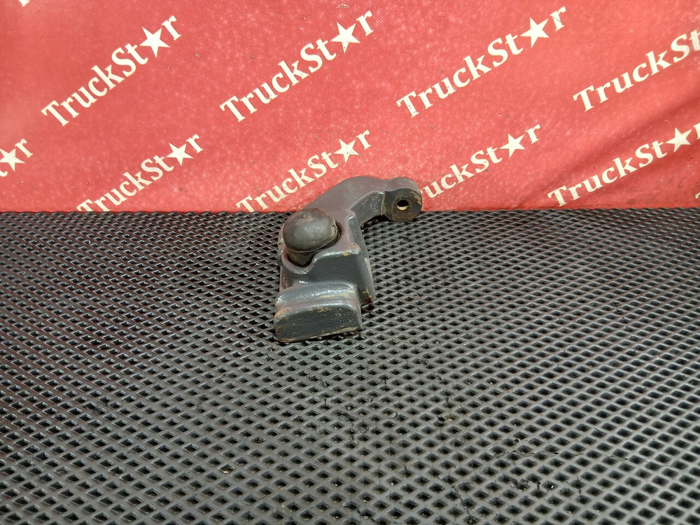 Кронштейн переднего амортизатора