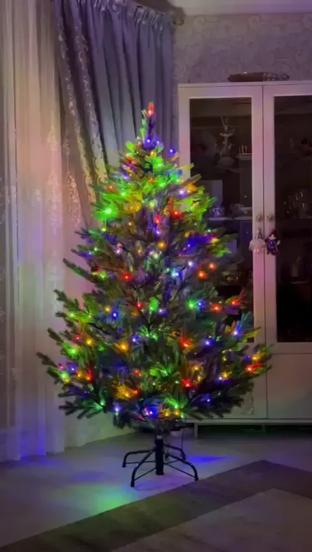 литая елка с цветной встроенной гирляндой
