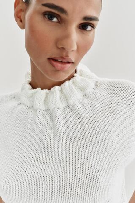 ZARA ТРИКОТАЖНЫЙ ТОП С ВОРОТНИКОМ СО СБОРКАМИ, БЕЛЫЙ