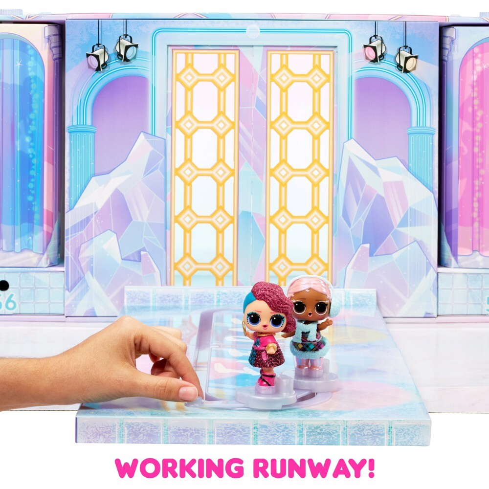 LOL SURPRISE - Набор из 12 кукол OMG Fashion Show Mega Runway Runway 584339 / артикул   584339  / GTIN 0035051584339