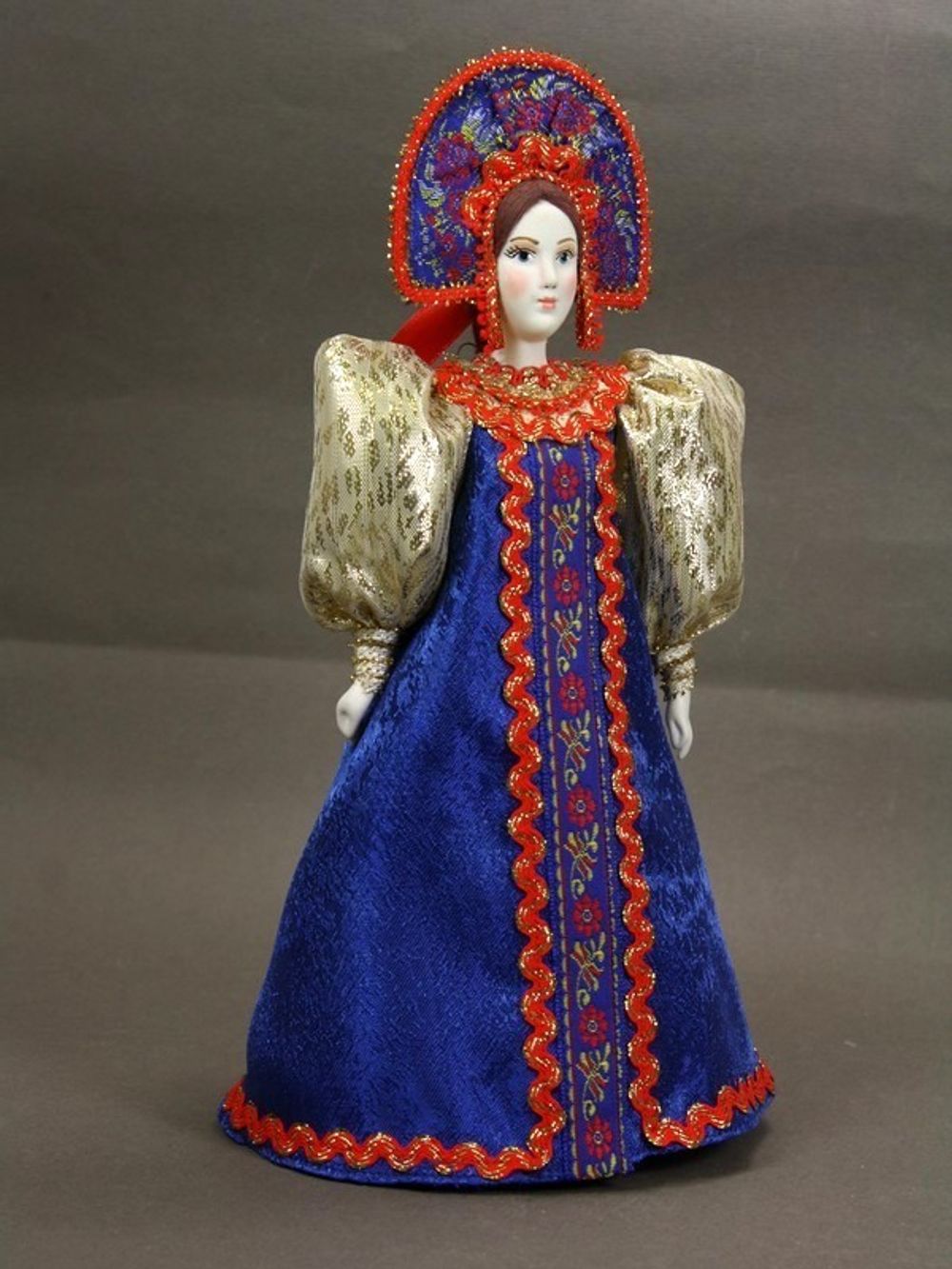 Сувенирная кукла в круглом прямом кокошнике