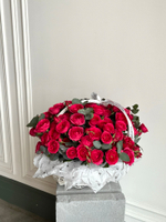 Цветочная корзина из розовых кустовых роз и эвкалипта размер M